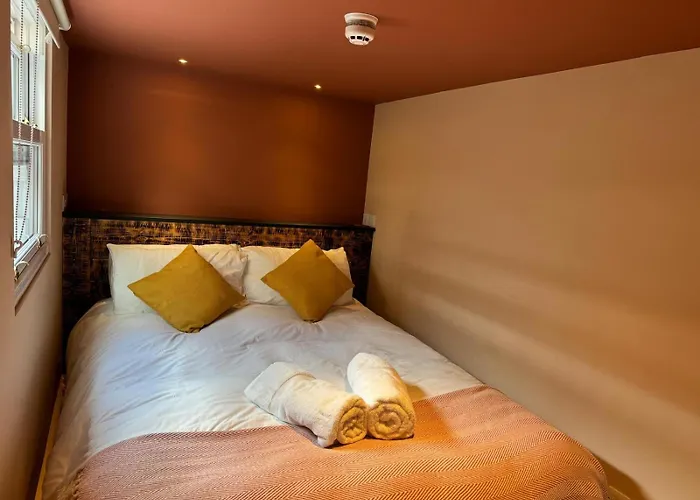 Luxury Single Small Room Central Location King Bed