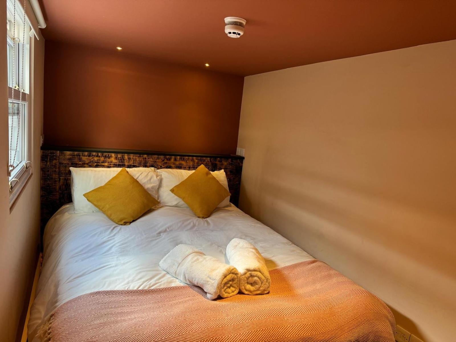 Luxury Single Small Location King Bed Holiday home